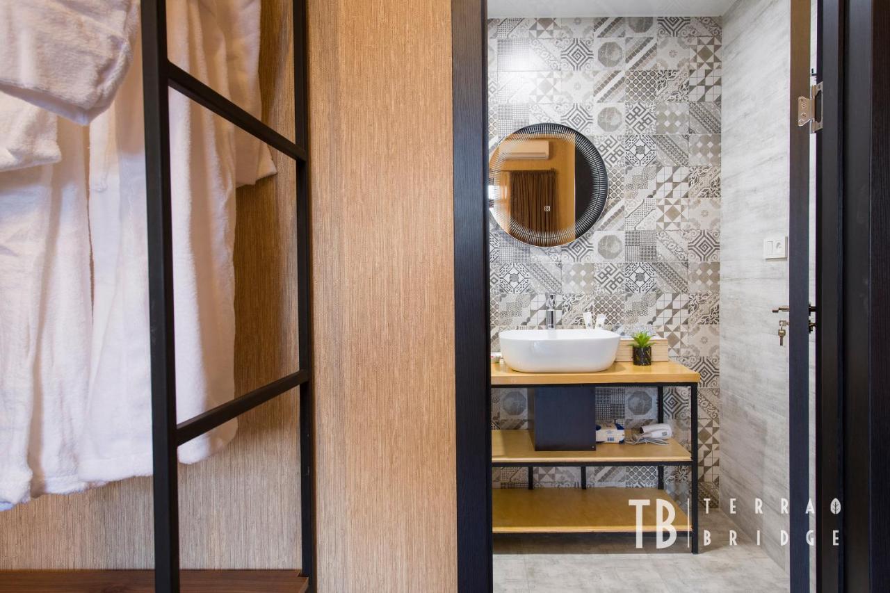 Terra Bridge Hotel Tbilisi Bagian luar foto