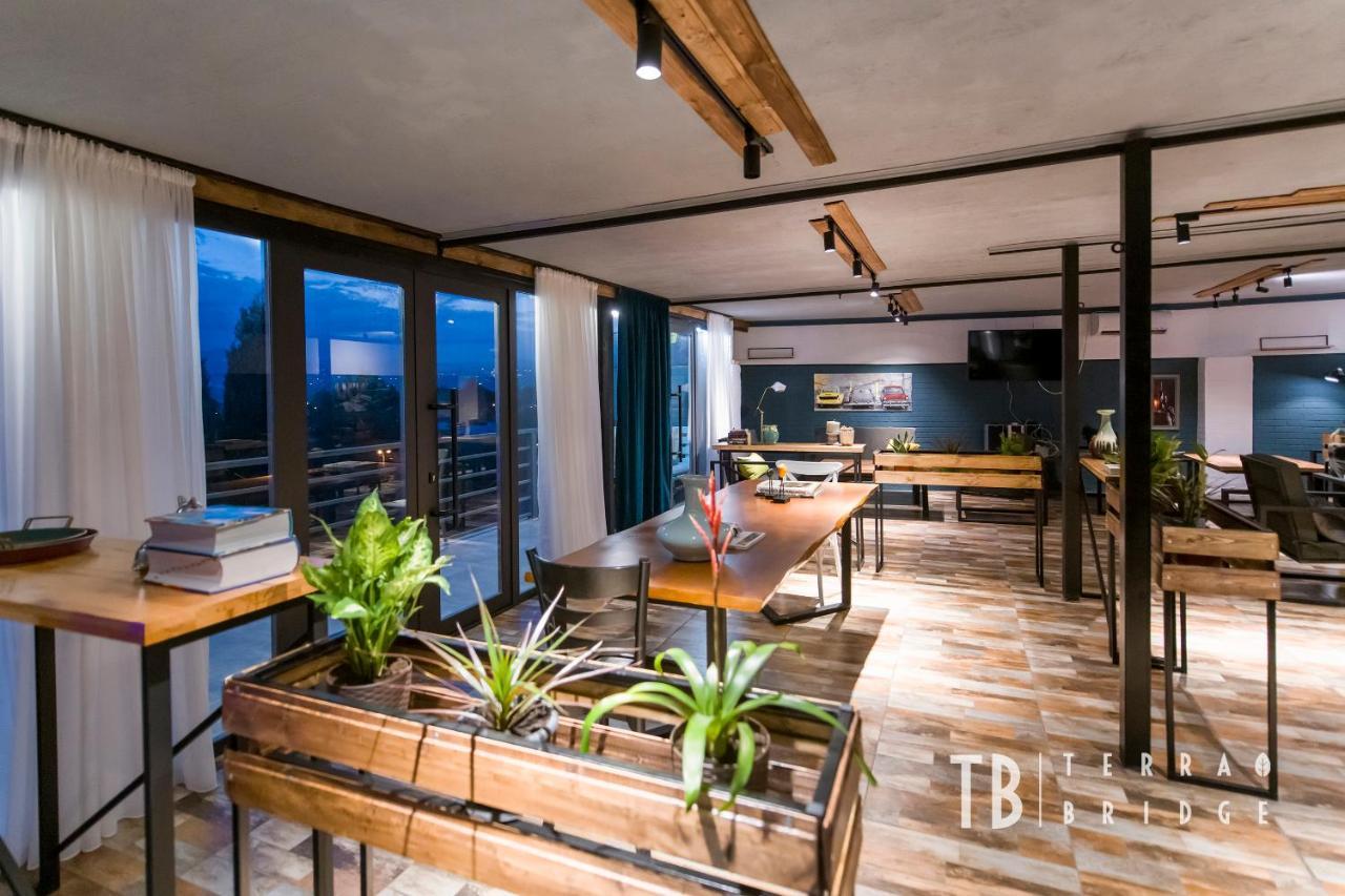 Terra Bridge Hotel Tbilisi Bagian luar foto