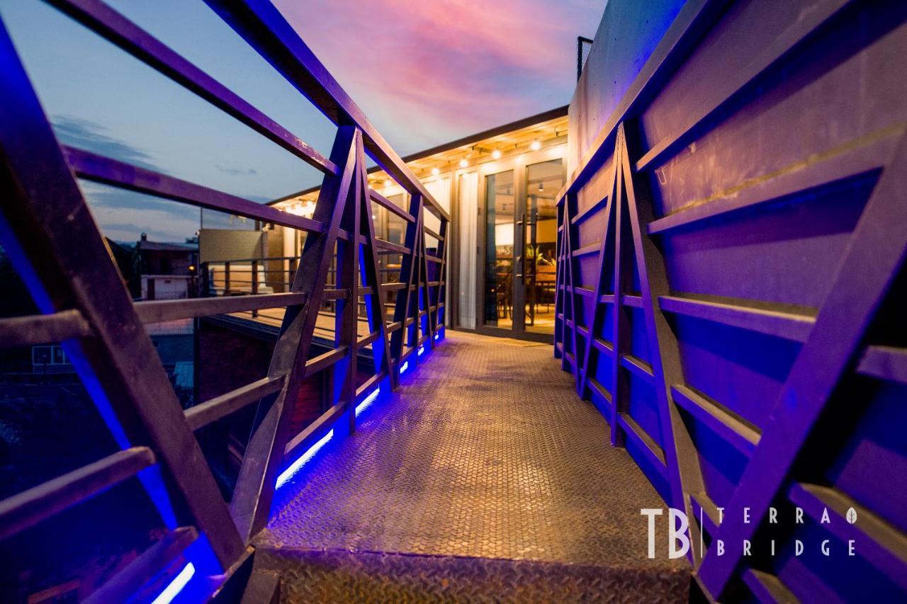 Terra Bridge Hotel Tbilisi Bagian luar foto