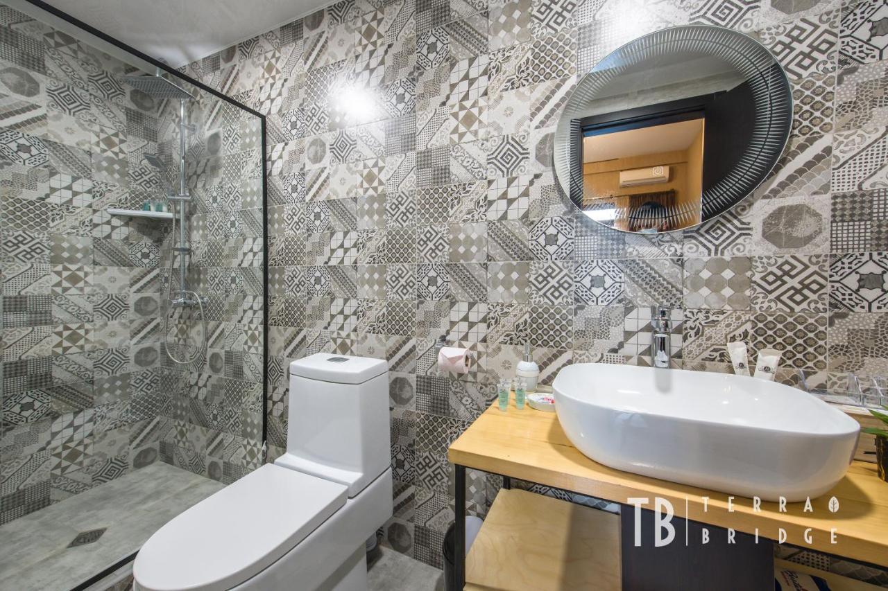 Terra Bridge Hotel Tbilisi Bagian luar foto